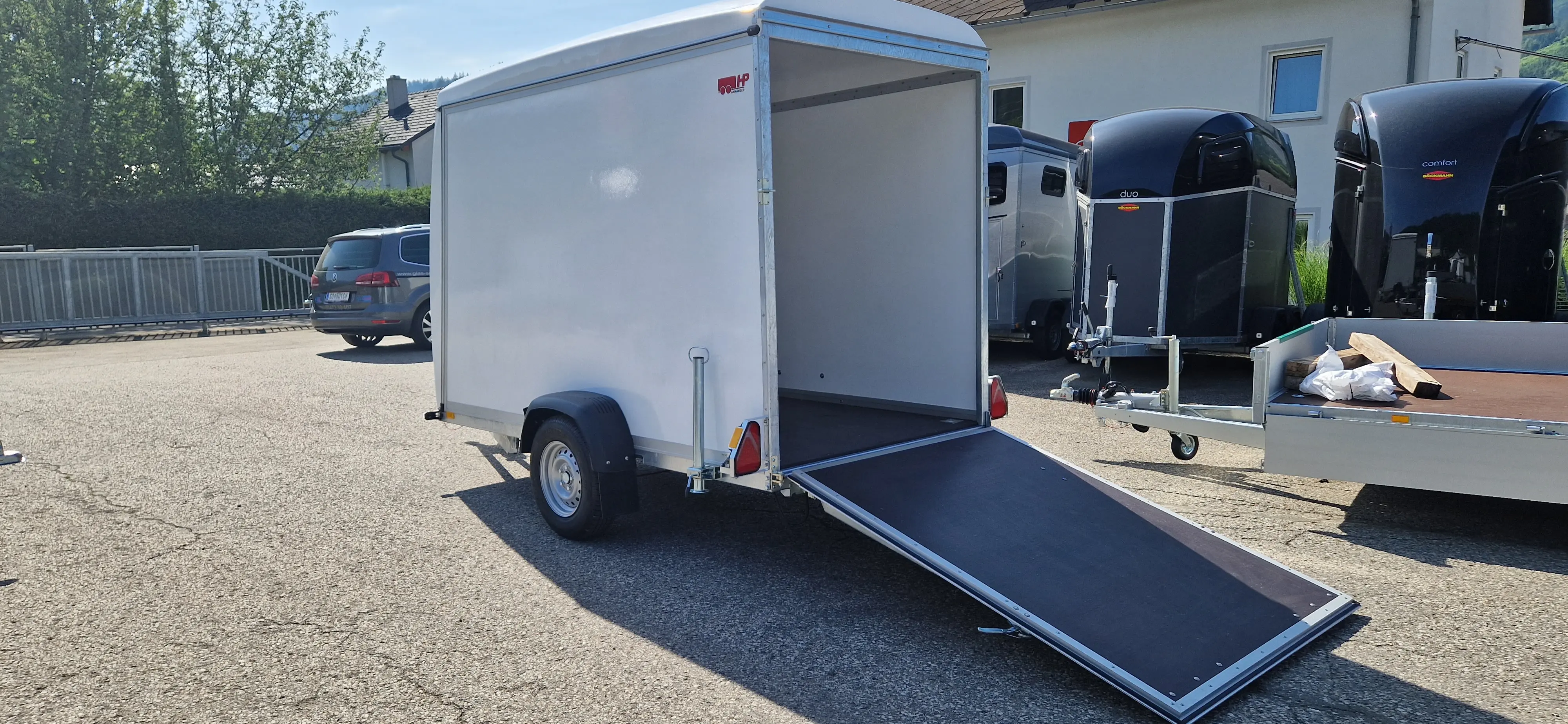 PKW-Anhänger, Autoanhänger, Kofferanhänger HP 133116, Sandwich + Polydach und Bug, 1300 kg einachs