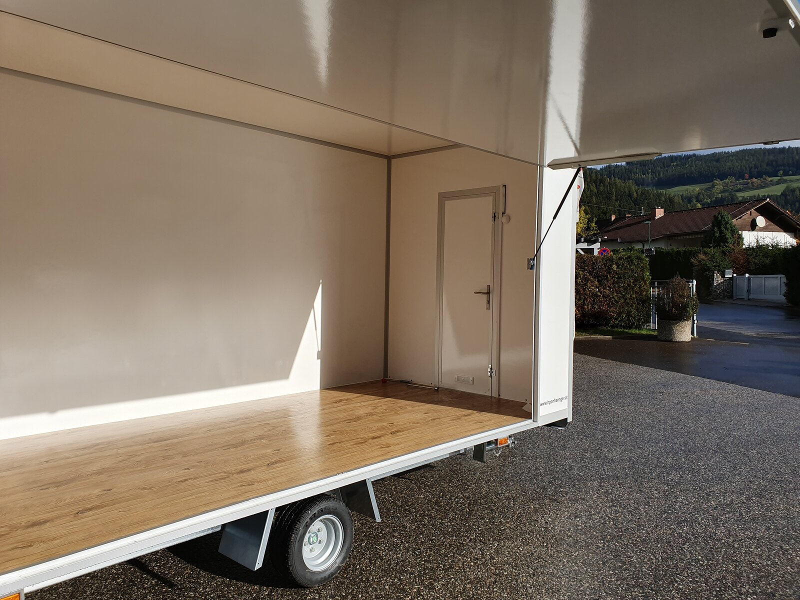 Verkaufsanhänger, Kofferanhänger HP 135020 VK, 1300 kg gebremst, inkl. Tür und Verkaufsklappe, Leerwagen