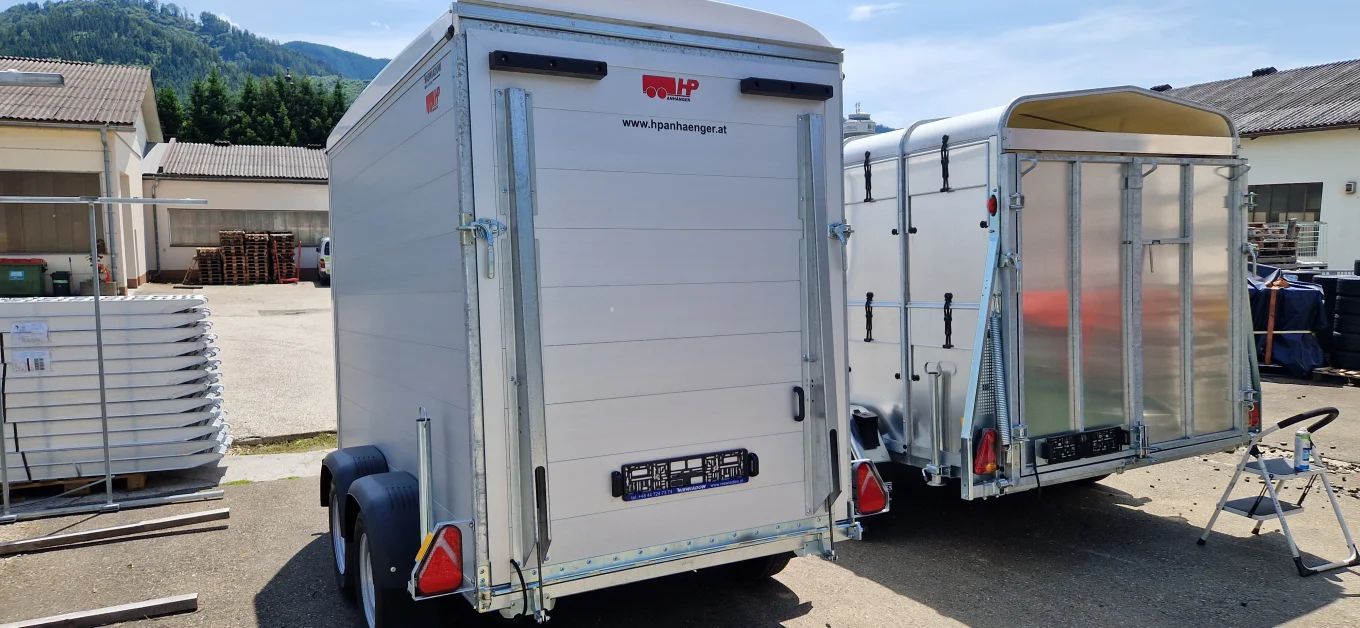 PKW-Anhänger, Autoanhänger, Kofferanhänger HP 273116, ALU + Polydach und Bug, 2700 kg Tandem