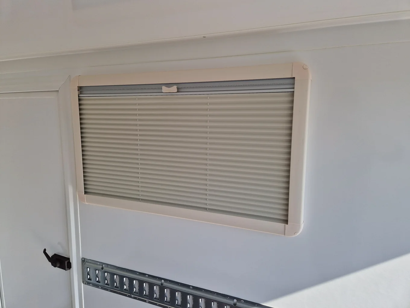Kofferanhänger, PKW-Anhänger HP 133016-18HK FS, 3000x1590x1800mm, 1300 kg gebremst mit Fenster und Seitentür