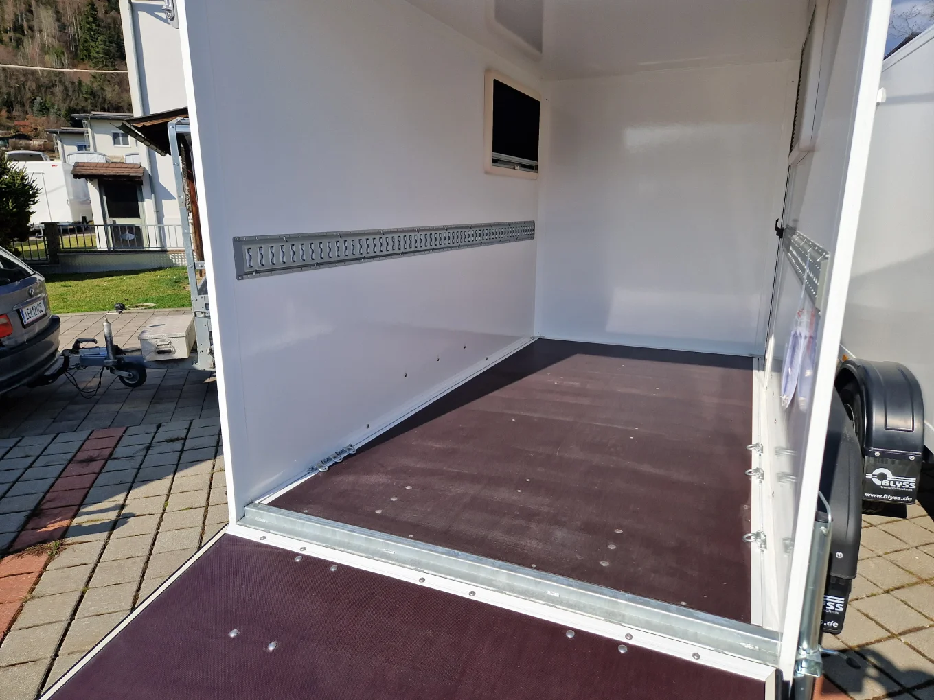 Kofferanhänger, PKW-Anhänger HP 133016-18HK FS, 3000x1590x1800mm, 1300 kg gebremst mit Fenster und Seitentür