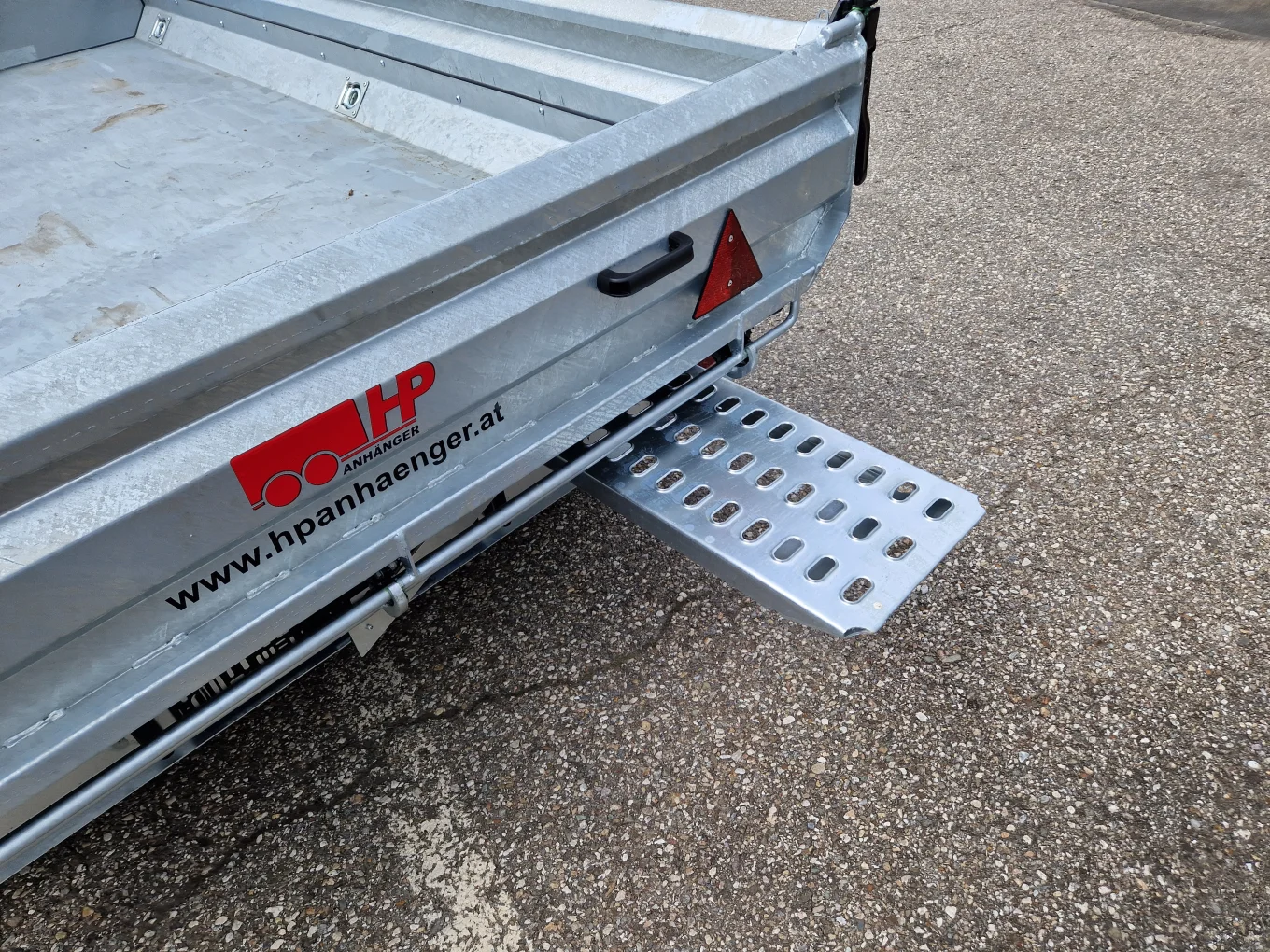 Muldenkipper, Rückwärtskipper, HP 352718 EP, 3000 x 1770 mm, 3500 kg GG inkl. Rampen und Stützen