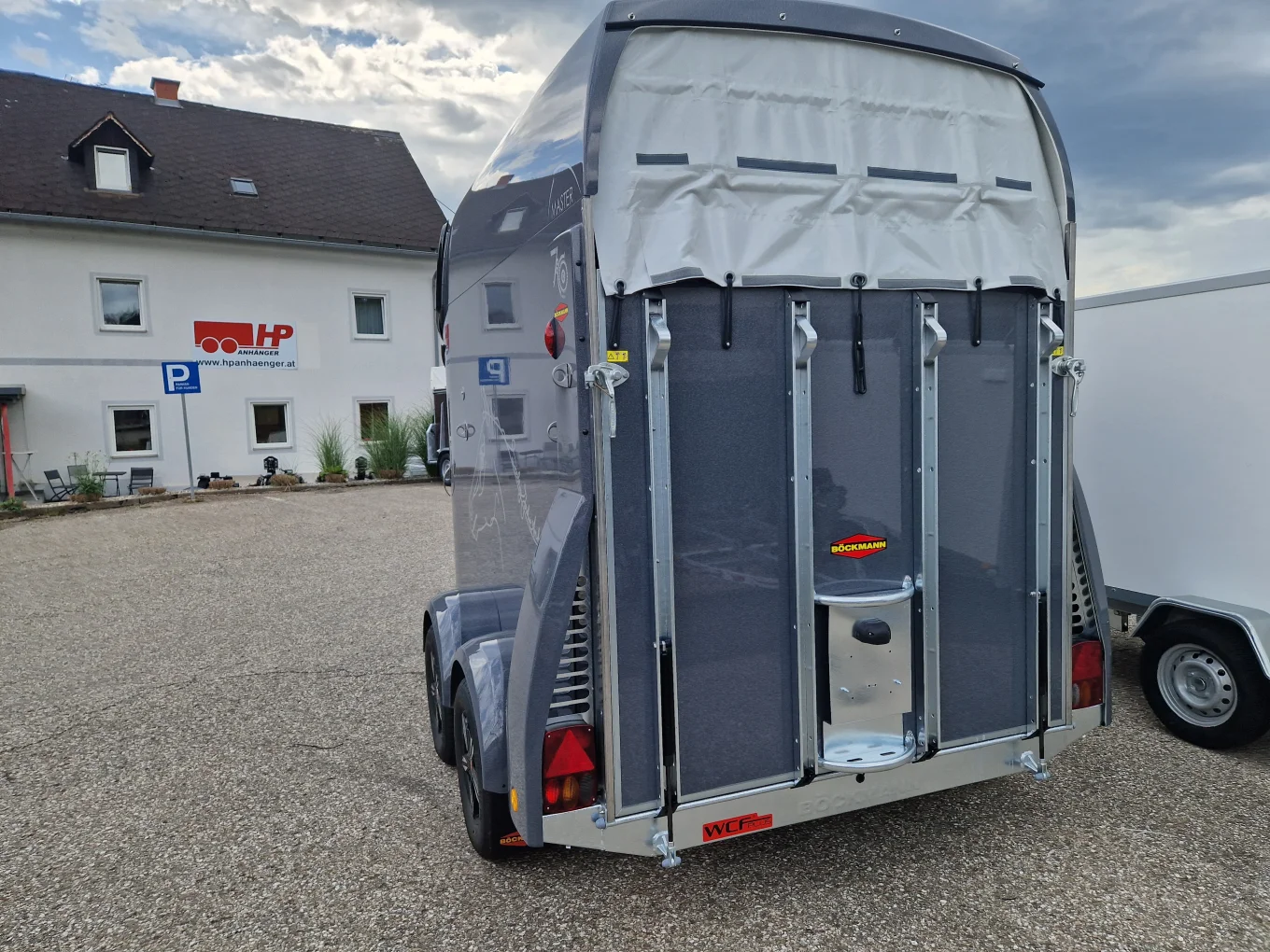 Pferdeanhänger, PKW-Anhänger Böckmann Master WCF, 2400 kg GG, Polyaufbau, 2-Pferdeanhänger Sondermodell 70Jahre Böckmann
