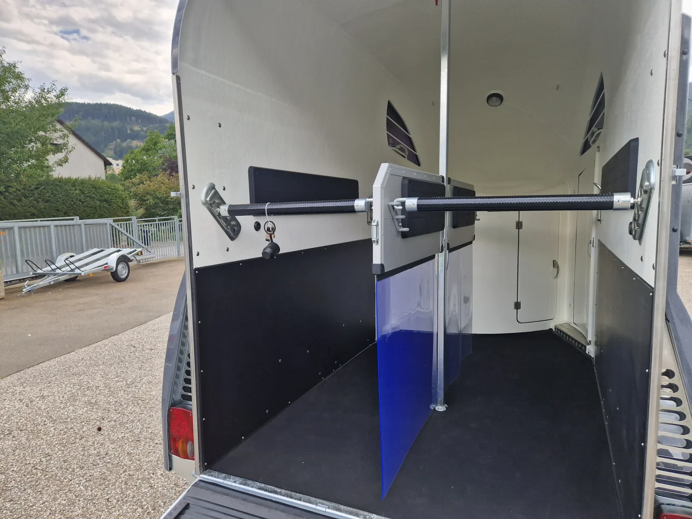 Pferdeanhänger, PKW-Anhänger Böckmann Master WCF, 2400 kg GG, Polyaufbau, 2-Pferdeanhänger Sondermodell 70Jahre Böckmann