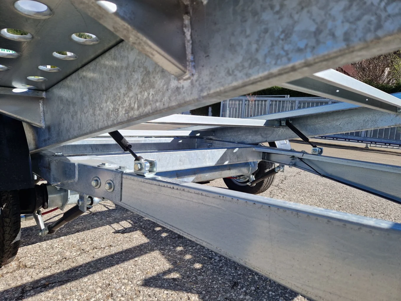 Autotransporter, Fahrzeugtransporter, Autoanhänger HP 400 L-AT, kippbar, Gesamtgewicht 2500 kg