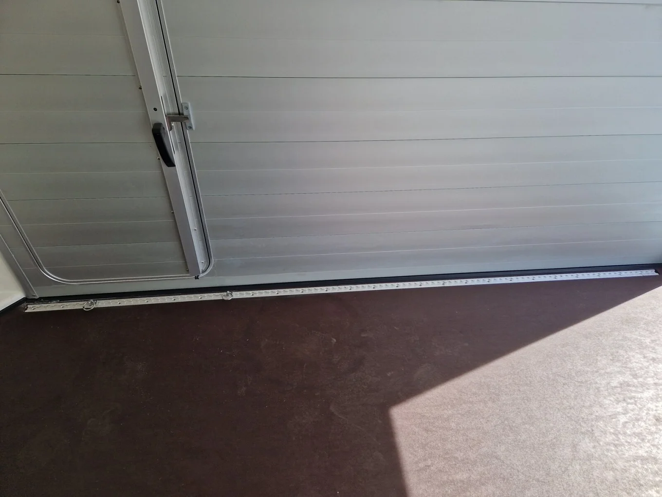 Humbaur Kofferanhänger HKPA 153217 mit ALU Aufbau und Polydach u. Front