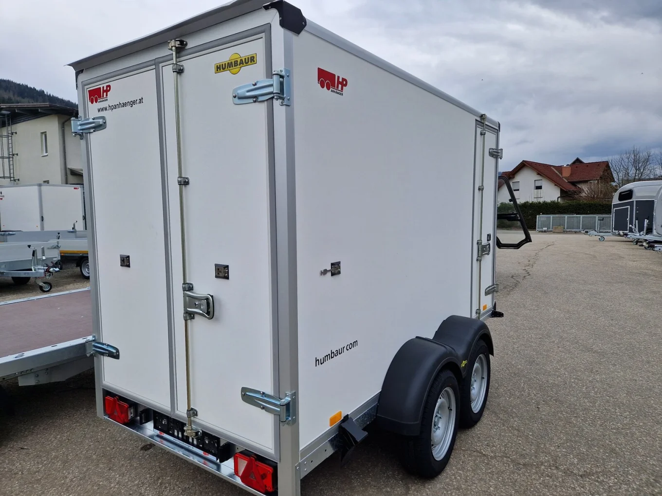 PKW-Anhänger, Kofferanhänger mit Überfahrwand, Humbaur HK 253015-20 - Tandem-Kofferanhänger, 2500kg