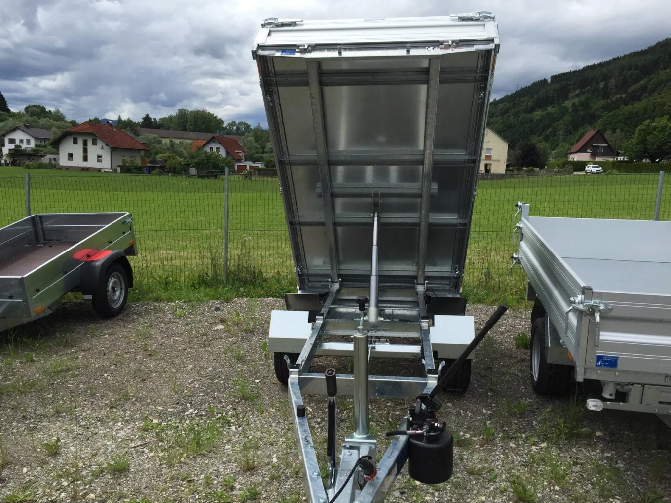 PKW-Anhänger, Rückwärtskipper Humbaur HUK 152314, Einachs gebremst 1500 kg, hydraulisch mit Handpumpe, Autoanhänger