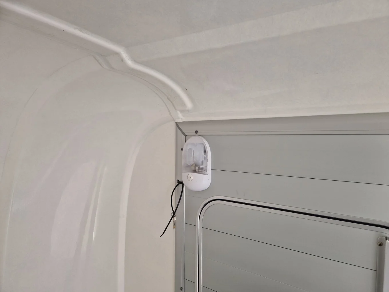 Humbaur Kofferanhänger HKPA 153217 mit ALU Aufbau und Polydach u. Front