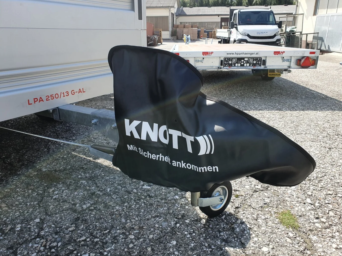 Abdeckhaube, Wetterschutz für Stützrad und Auflaufeinrichtung mit Gummizug