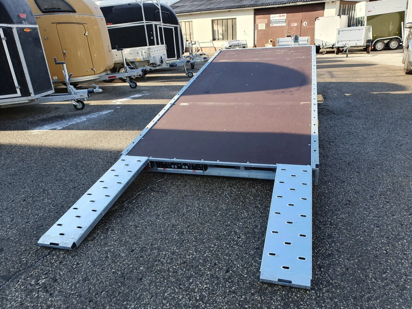 Autotransporter, Plateauanhänger - PKW-Anhänger HP 452130 ATPK, Fahrzeug u.- Universalanhänger mit geschlossenem Plateau-kippbar