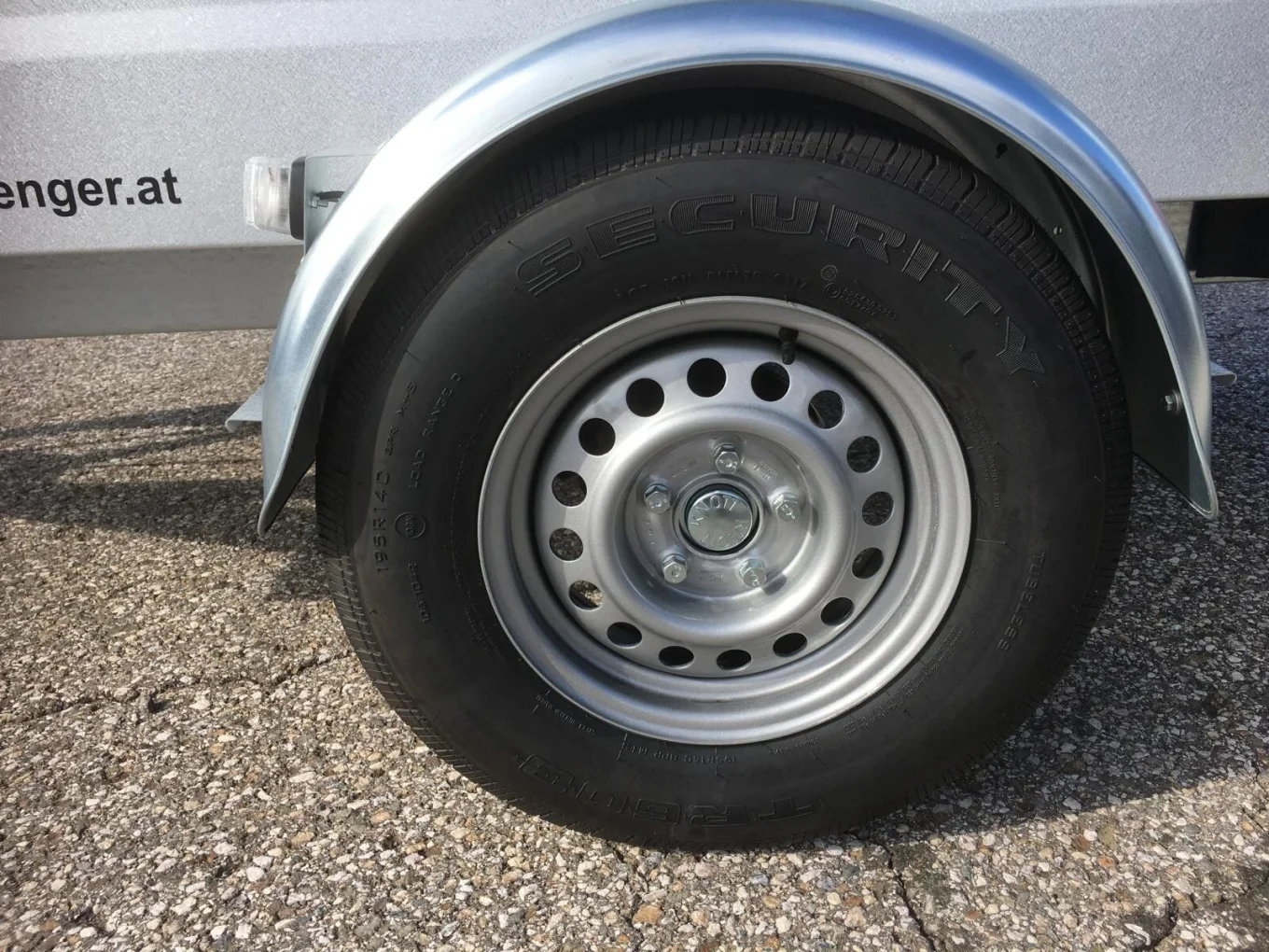 PKW Anhänger, Deckelanhänger-Kofferanhänger HP 2512 G72, 2470 x 1280 x 665 mm, inkl. Deckel versperrbar