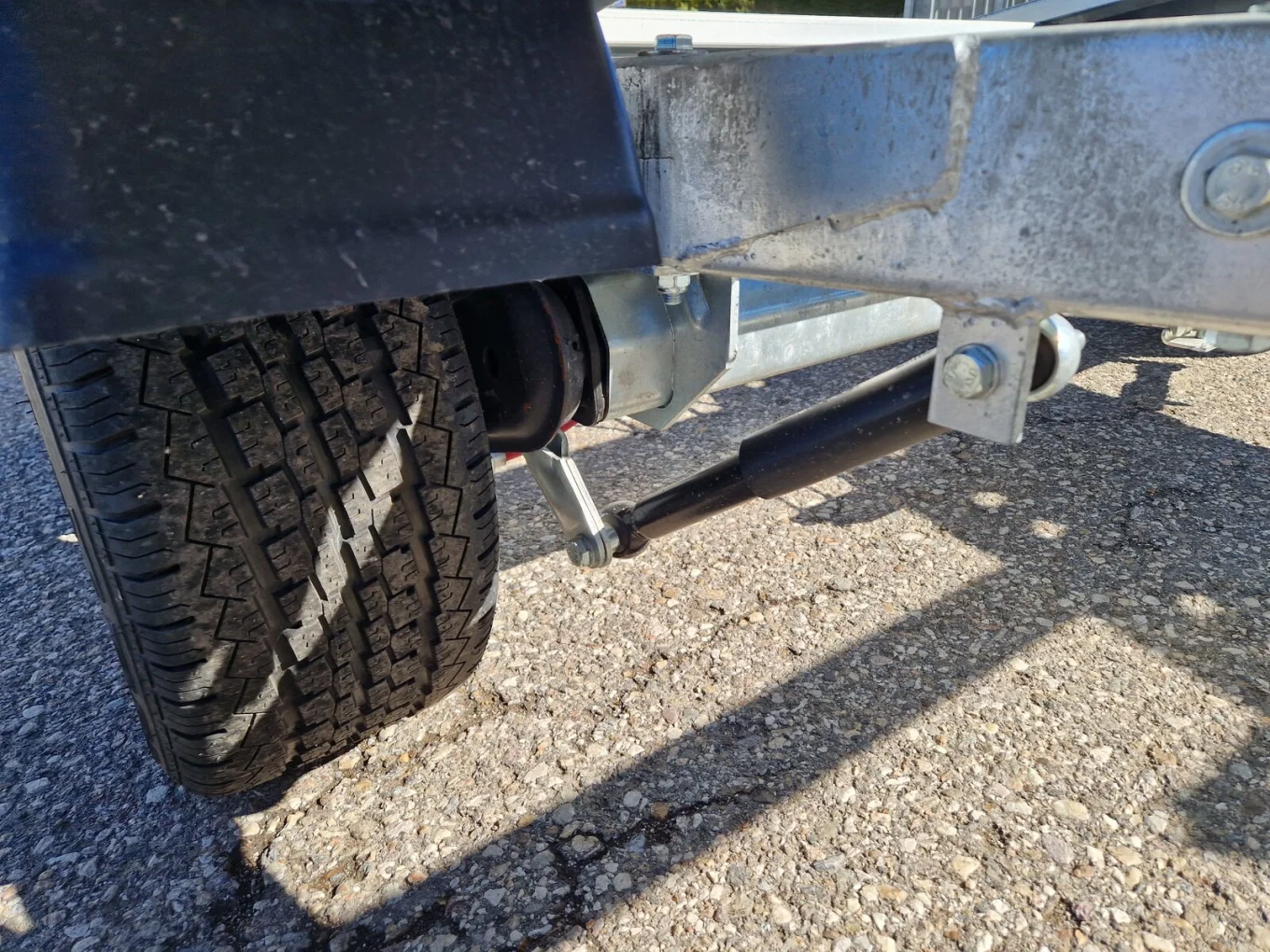 Autotransporter, Fahrzeugtransporter, Autoanhänger HP 400 L-AT, kippbar, Gesamtgewicht 2500 kg