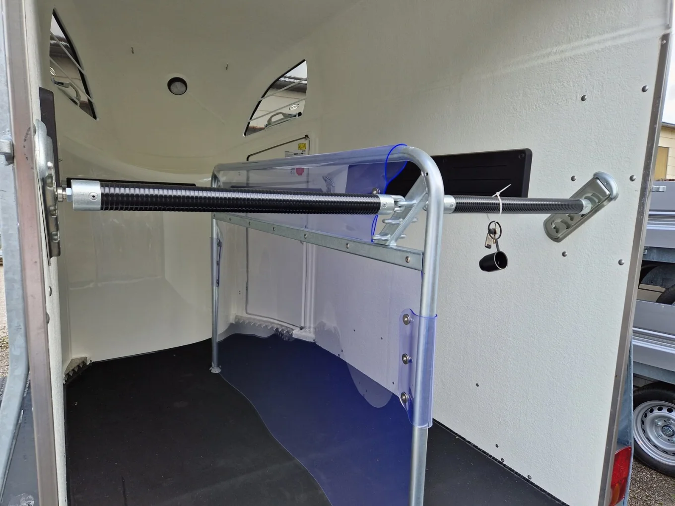 Pferdeanhänger, PKW-Anhänger Böckmann Comfort, 2400 kg GG, Polyaufbau, 2-Pferdeanhänger, der neue Comfort