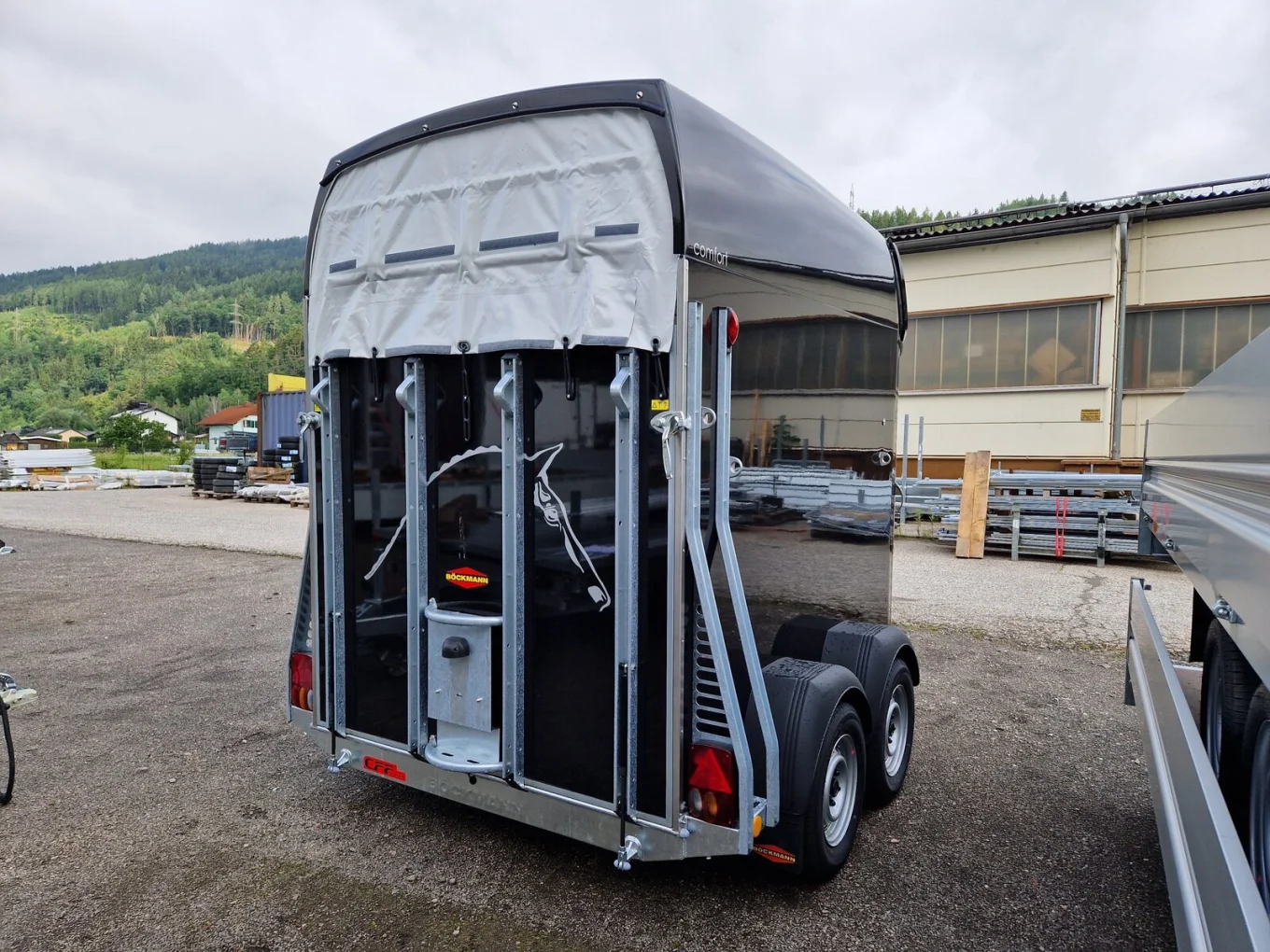 Pferdeanhänger, PKW-Anhänger Böckmann Comfort, 2400 kg GG, Polyaufbau, 2-Pferdeanhänger, der neue Comfort