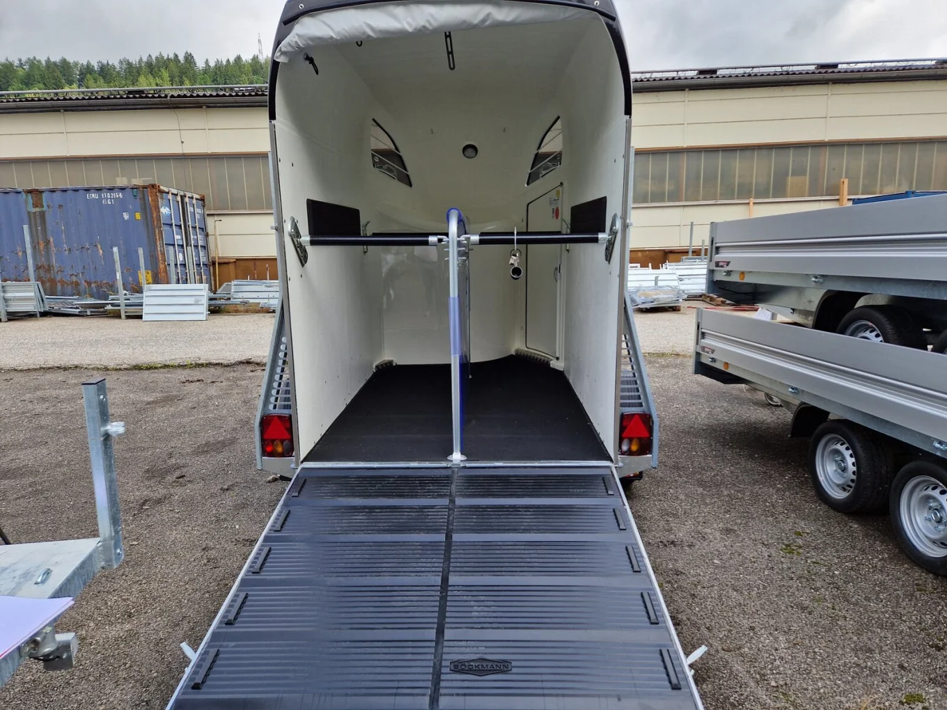 Pferdeanhänger, PKW-Anhänger Böckmann Comfort, 2400 kg GG, Polyaufbau, 2-Pferdeanhänger, der neue Comfort