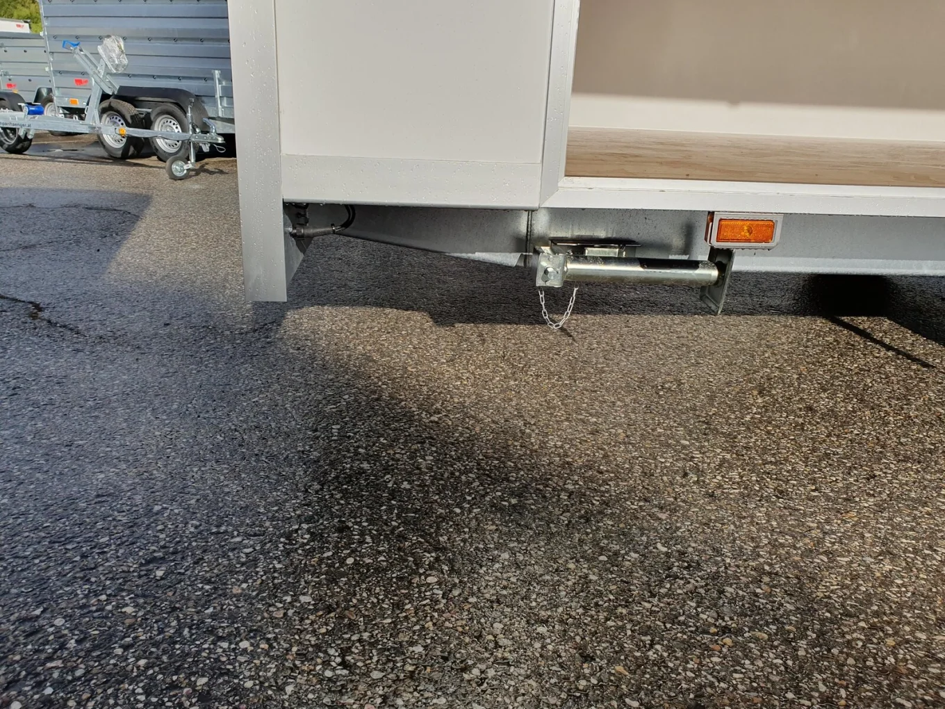 Verkaufsanhänger, Kofferanhänger HP 134020 VK, 1300 kg gebremst, inkl. Tür und Verkaufsklappe, Leerwagen