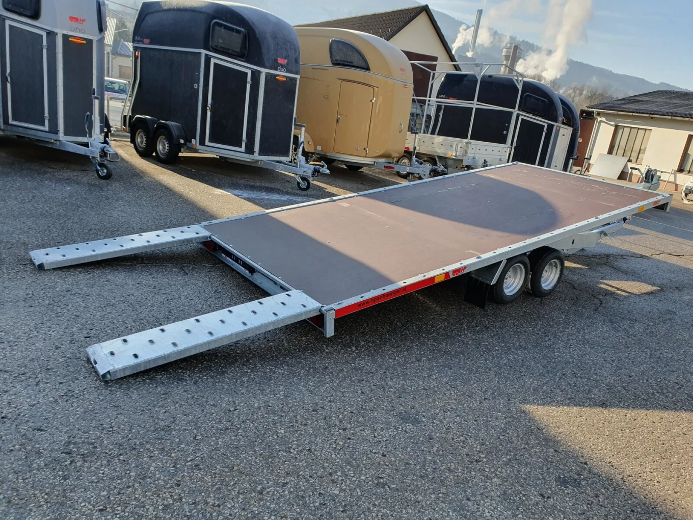 Autotransporter, Plateauanhänger - PKW-Anhänger HP 452130 ATPK, Fahrzeug u.- Universalanhänger mit geschlossenem Plateau-kippbar