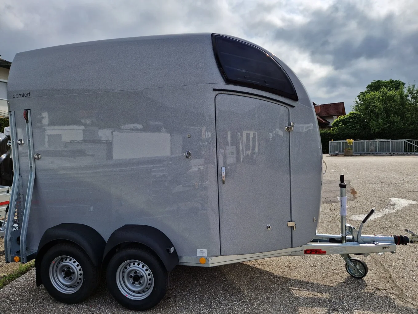 Pferdeanhänger, PKW-Anhänger Böckmann Comfort, 2400 kg GG, Polyaufbau, 2-Pferdeanhänger, der neue Comfort