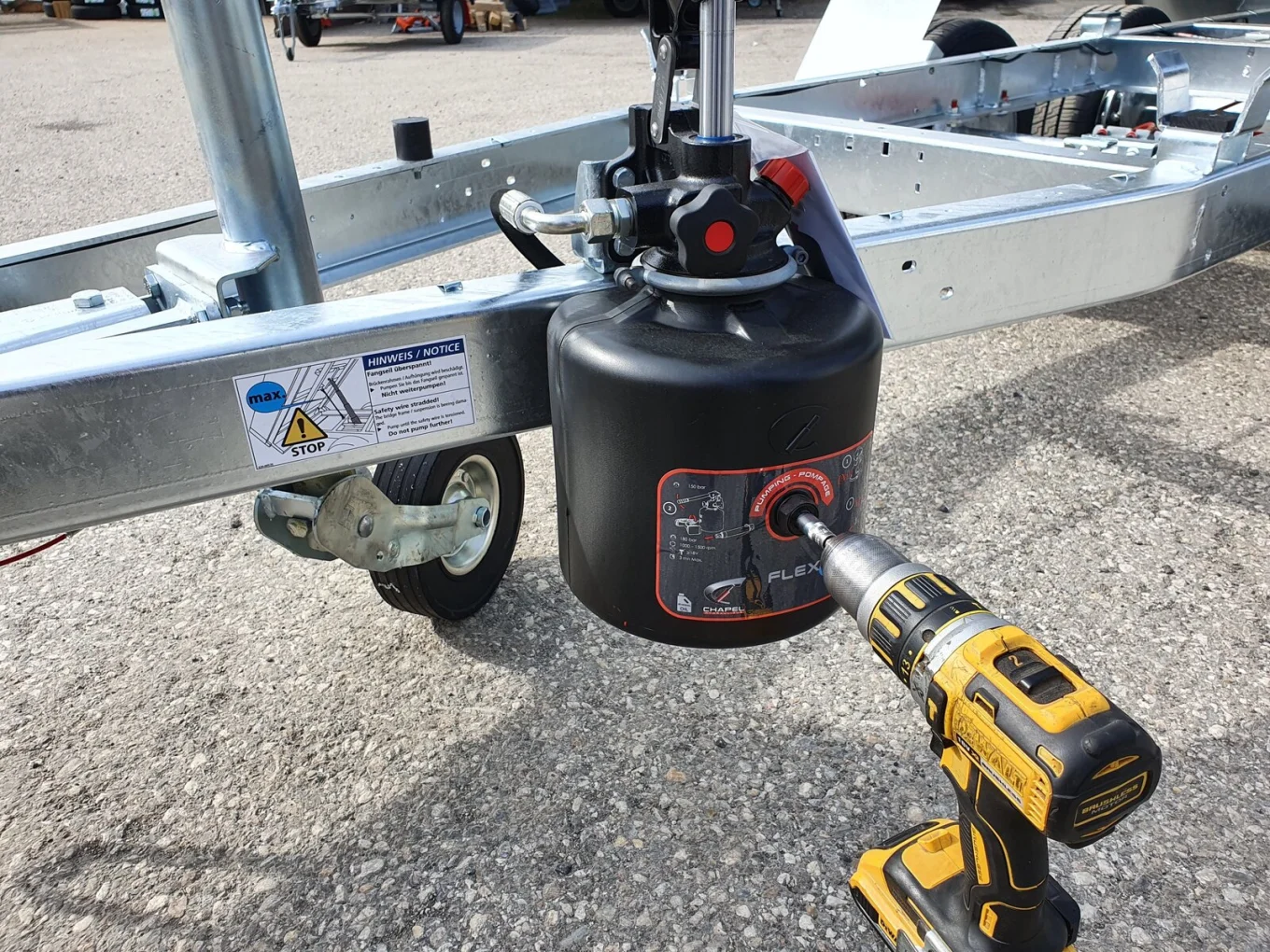 PKW-Anhänger, Rückwärtskipper Humbaur HUK 152314, Einachs gebremst 1500 kg, hydraulisch mit Handpumpe, Autoanhänger