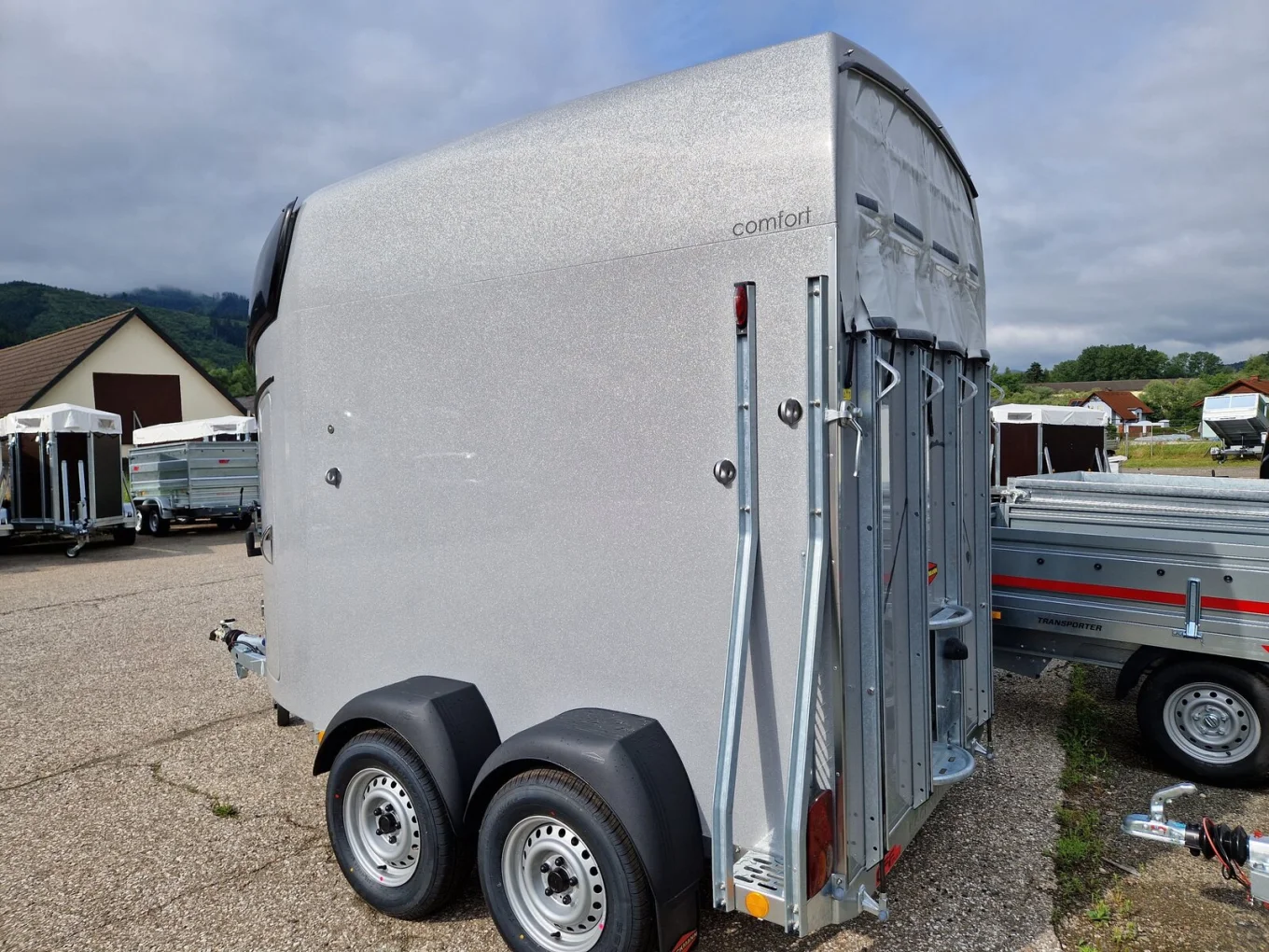 Pferdeanhänger, PKW-Anhänger Böckmann Comfort, 2400 kg GG, Polyaufbau, 2-Pferdeanhänger, der neue Comfort