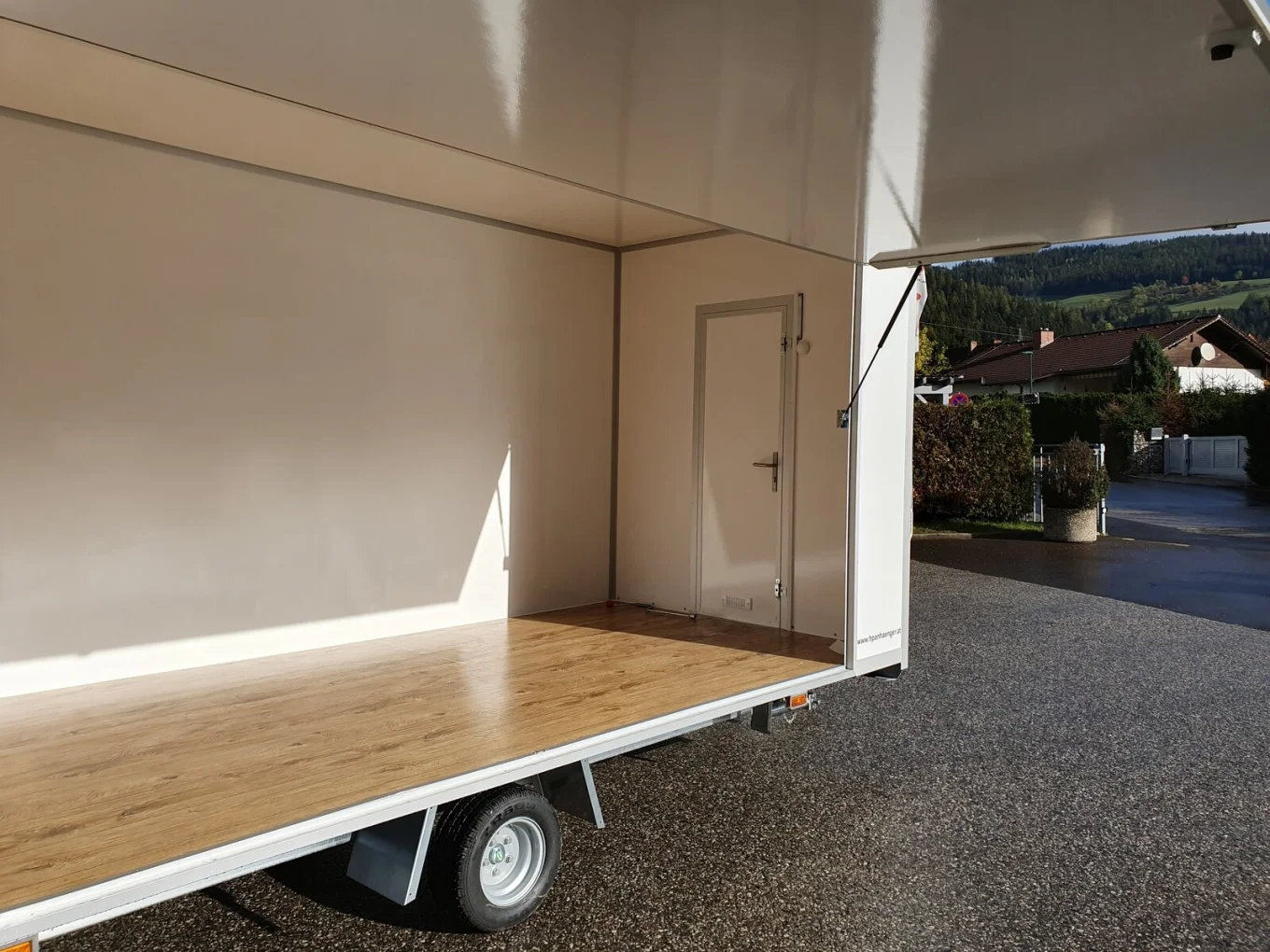 Verkaufsanhänger, Kofferanhänger HP 134020 VK, 1300 kg gebremst, inkl. Tür und Verkaufsklappe, Leerwagen