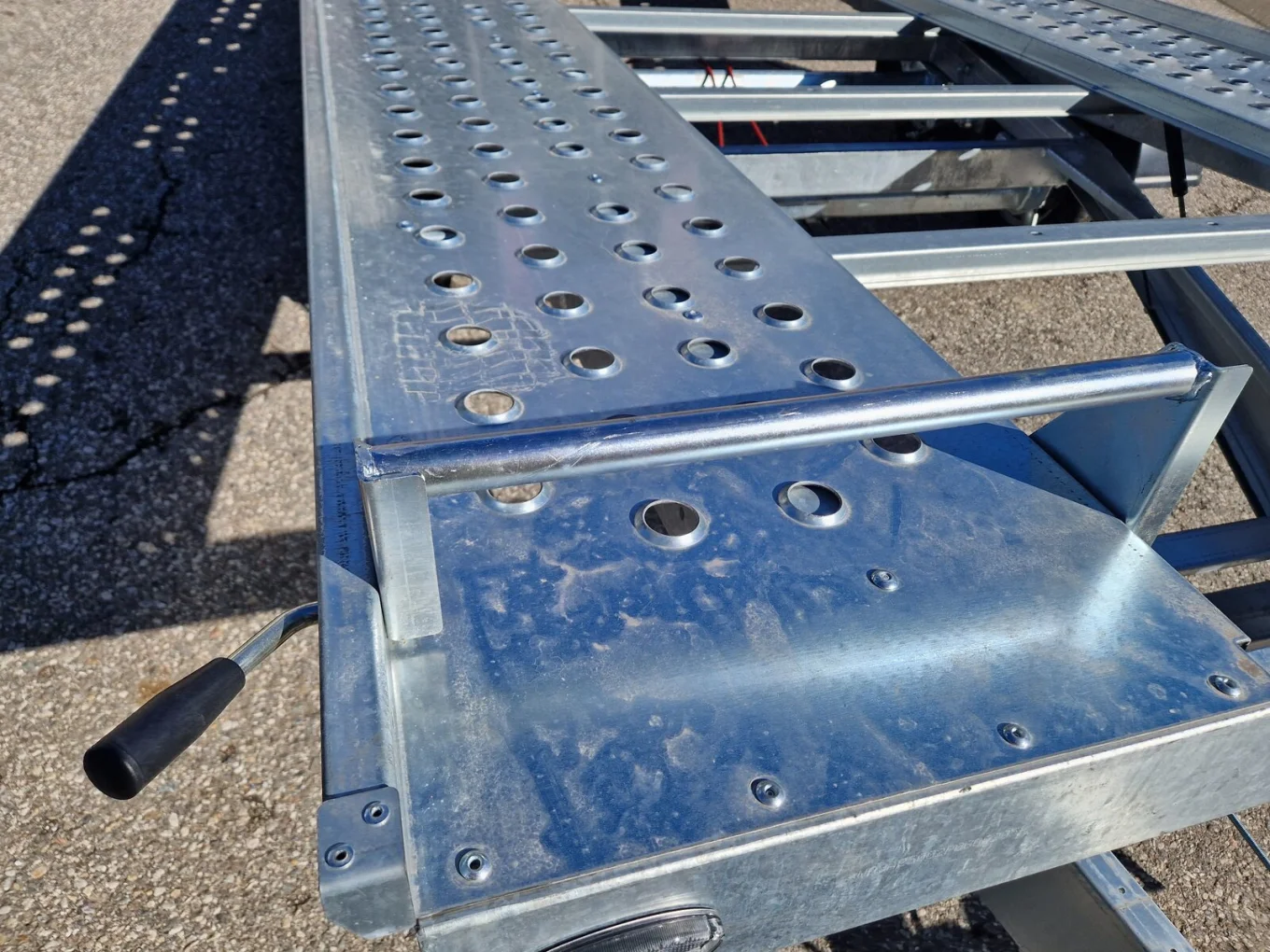 Autotransporter, Fahrzeugtransporter, Autoanhänger HP 400 L-AT, kippbar, Gesamtgewicht 2500 kg