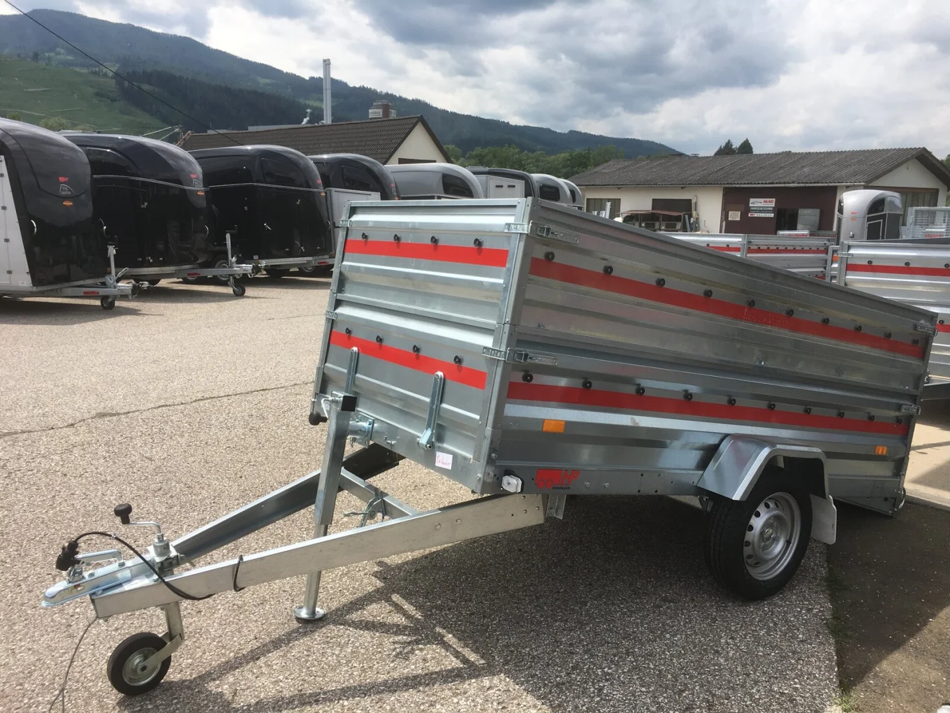 PKW-Anhänger, Autoanhänger HP 2612 UKA mit Kippdeichsel und Überfahrwand im Set mit Aufsatzwände und Flachplane